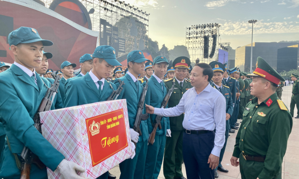 Đồng chí Bí thư Tỉnh ủy thăm, động viên các đơn vị tham gia diễu hành chuẩn bị cho Lễ kỷ niệm 60 năm Ngày thành lập tỉnh