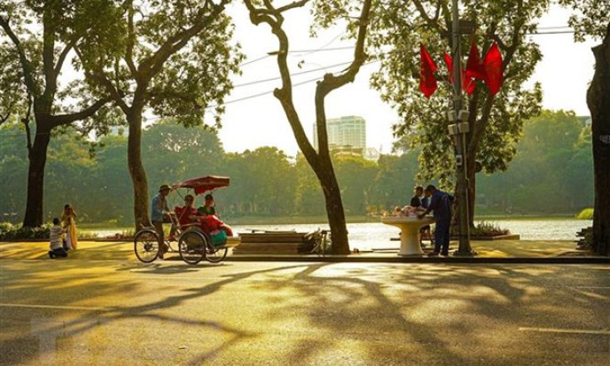 Bắc Bộ và Trung Bộ ngày nắng, chiều tối mưa dông, Nam Bộ có mưa rào