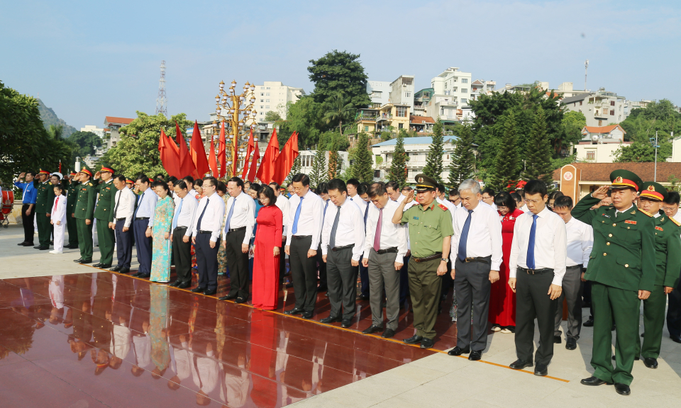 Đoàn đại biểu tỉnh dâng hương tại Đài tưởng niệm các Anh hùng liệt sĩ và Tượng đài đồng chí Vũ Văn Hiếu