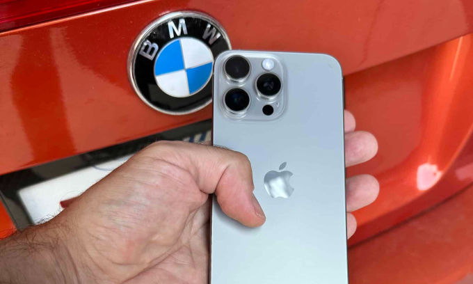 Apple xác nhận iPhone 15 lỗi sạc không dây trên ôtô