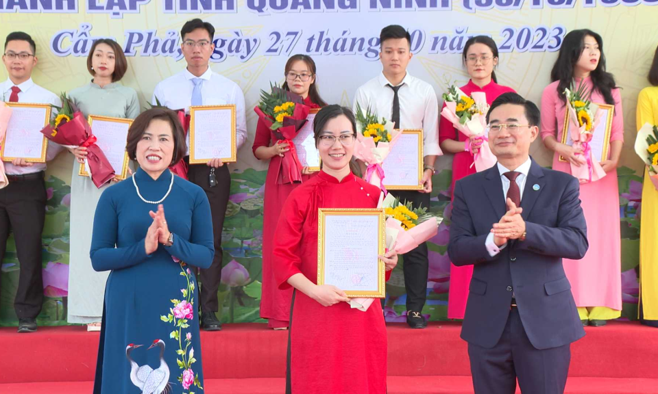 Thành uỷ Cẩm Phả kết nạp 60 Đảng viên nhân kỷ niệm 60 năm Ngày thành lập tỉnh Quảng Ninh