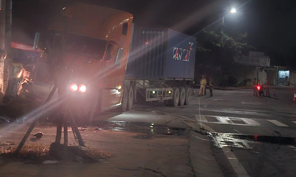 Xe container lao lên vỉa hè tông vào nhóm dân phòng, một người tử vong