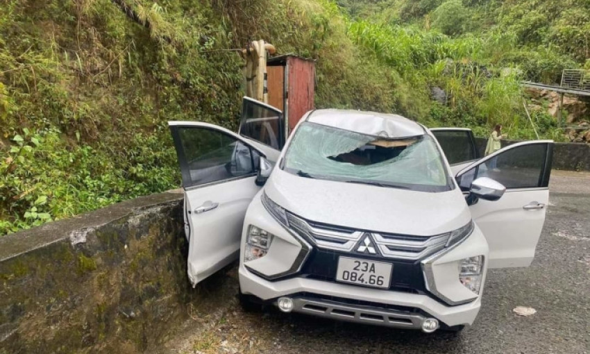 Đá rơi đè chết lái xe