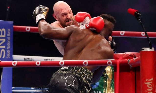 Tyson Fury thắng tranh cãi trước cựu vô địch hạng nặng UFC