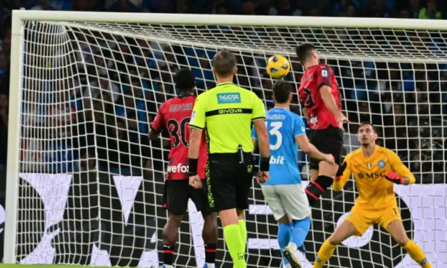 Milan mất điểm sau khi dẫn Napoli 2-0
