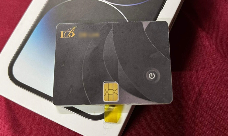Tấm thẻ biến iPhone 15 khóa mạng thành bản quốc tế