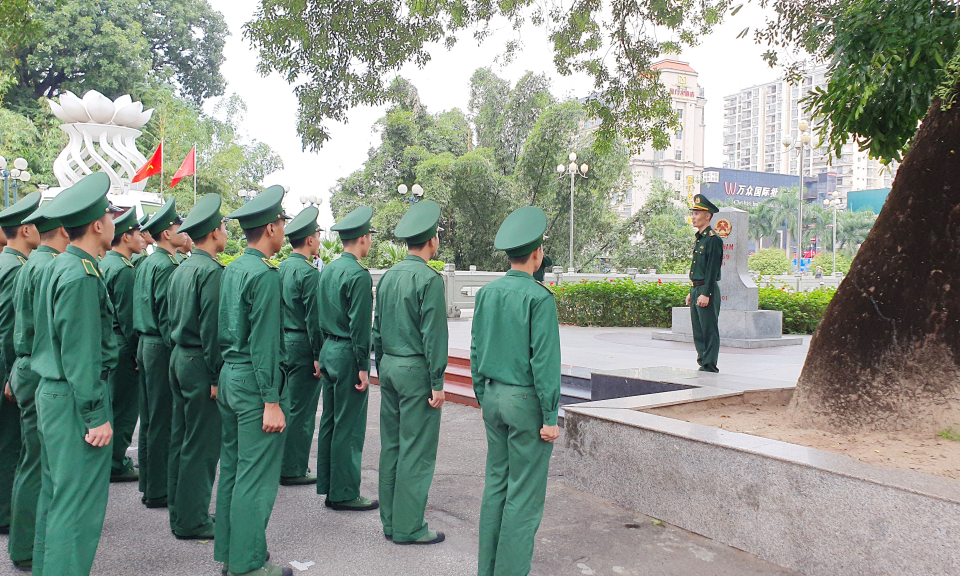 Dâng hương, dâng hoa tưởng nhớ các Anh hùng liệt sĩ tại Khu Di tích lịch sử Quốc gia Pò Hèn 