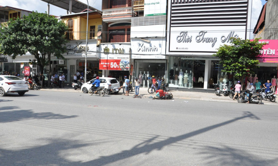 Shipper nguy kịch sau va chạm với ôtô đỗ bên đường