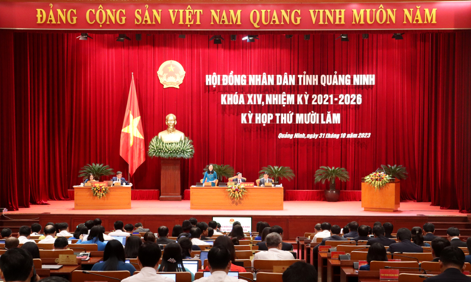 HĐND tỉnh nghe các báo cáo, tờ trình