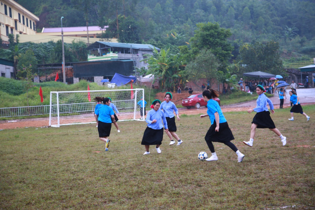 Thi đấu bóng đá nữ giữa liên quân xã Đại Dực, xã Húc Động với Trung tâm Y tế huyện Tiên Yên.