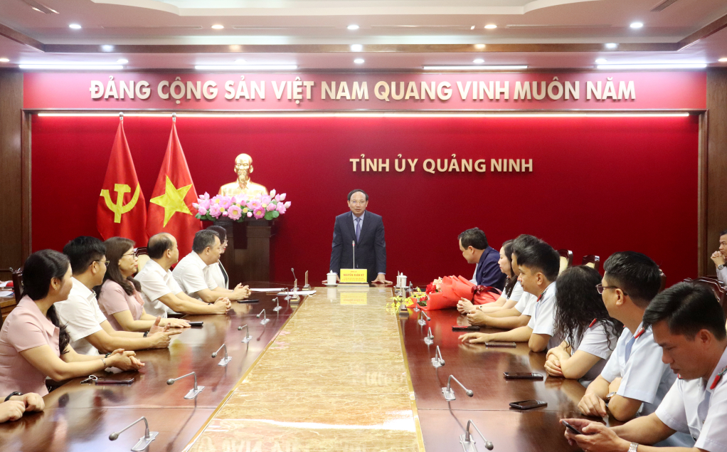 Đồng chí Nguyễn Xuân Ký, Ủy viên Trung ương Đảng, Bí thư Tỉnh ủy, Chủ tịch HĐND tỉnh, phát biểu giao nhiệm vụ cho đồng chí Điệp Văn Chiến.
