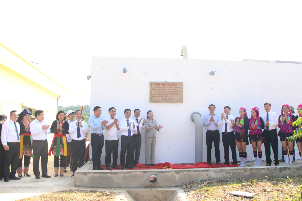 Dự án Hệ thống trạm xử lý nước sạch Hồ chứa nước Khe Mười tại thôn Khe Sâu, xã Nam Sơn được gắn biển chào mừng kỷ niệm 60 năm thành lập tỉnh.