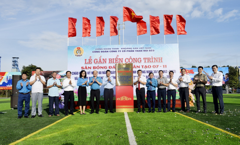 Lễ gắn biển công trình Sân bóng đá cỏ nhân tạo Công ty mới hoàn thiện ngày 20-10-2023 phục vụ người lao động.