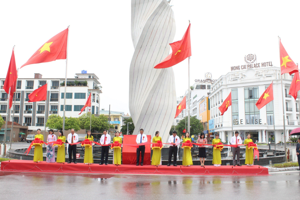TP Móng Cái gắn biển công trình chào mừng kỷ niệm 60 năm Ngày thành lập tỉnh đối với