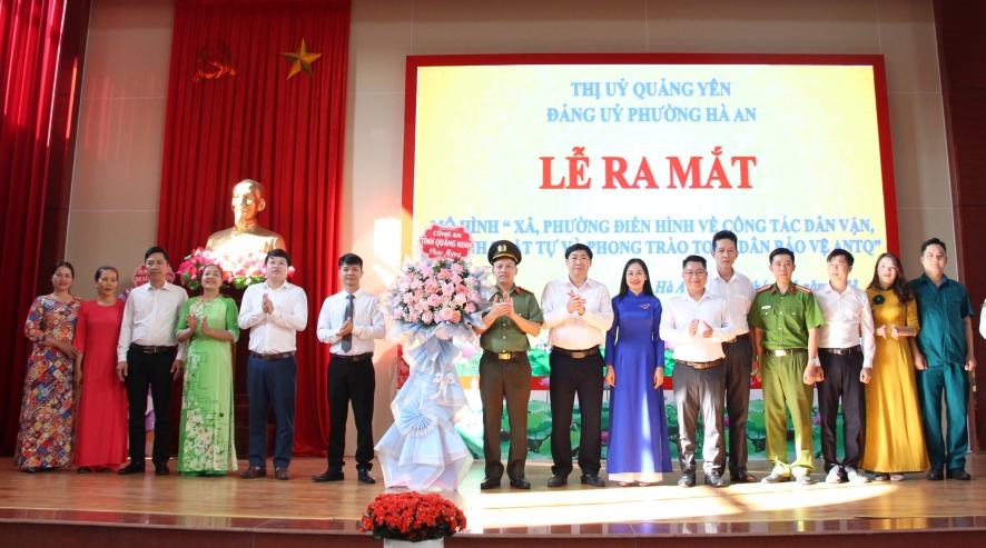 Lãnh đạo Ban Dân vận Tỉnh ủy, Công an Tỉnh tặng hoa chúc mừng Ban chỉ đạo mô hình phường Hà An.