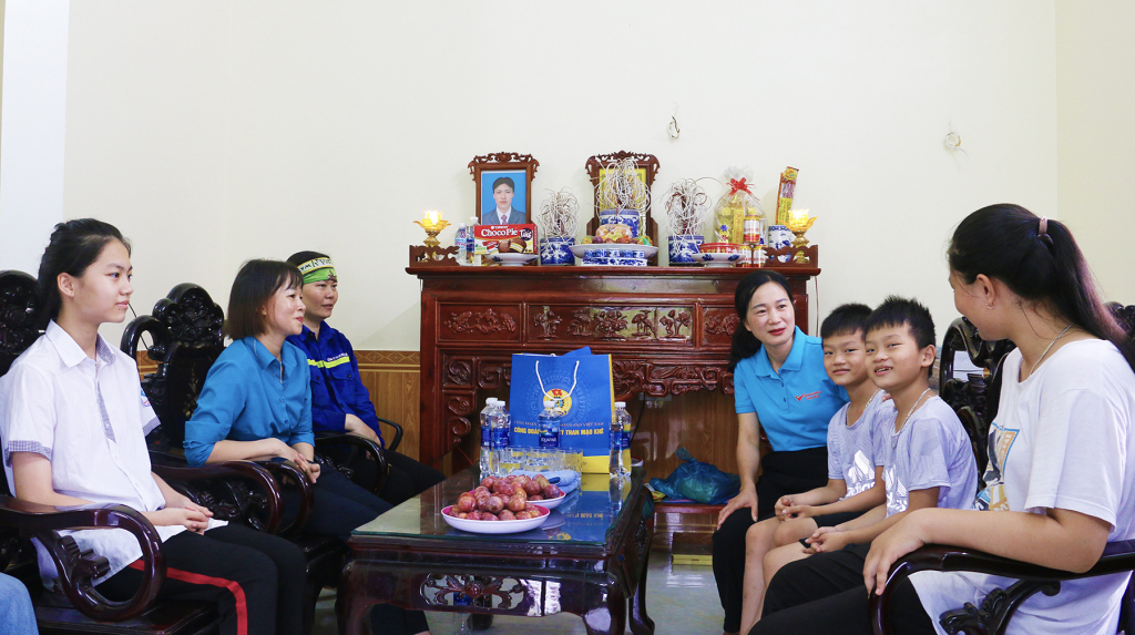Công đoàn Công ty CP Than Mạo Khê thăm và động viên mẹ con chị Nguyễn Thị Liên.