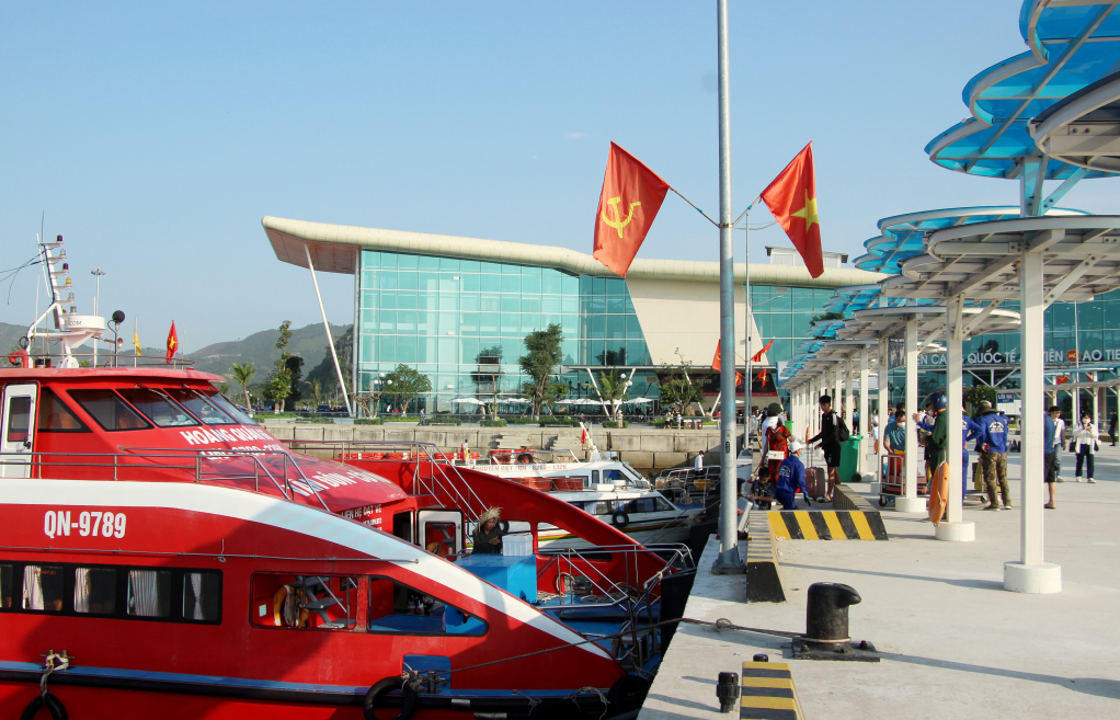 Bến cảng cao cấp quốc tế Ao Tiên (Vân Đồn) vừa được đưa vào vận hành, khai thác. Ảnh: Mạnh Trường