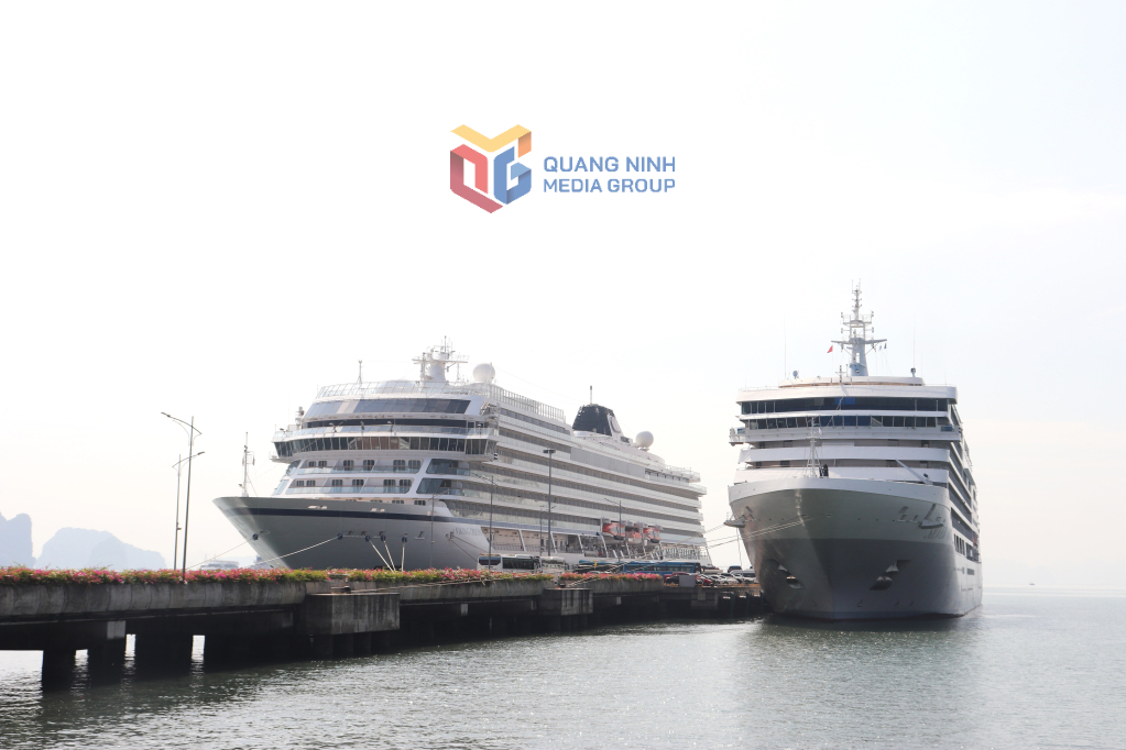 2 tàu biển cao cấp Viking Orion (quốc tịch Na Uy) và Silver Muse (quốc tịch Bahamas) đưa gần 1.200 du khách châu Âu, Mỹ cập cảng tàu khách quốc tế Hạ Long, ngày 27/10. Ảnh: Hoàng Quỳnh