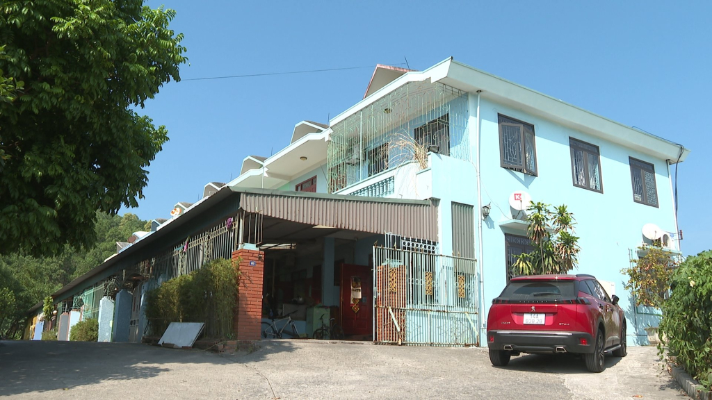 Nhà ở cho giáo viên của trường TH-THCS-THPT Nguyễn Bỉnh Khiêm được bán với giá ưu đãi và trả góp.