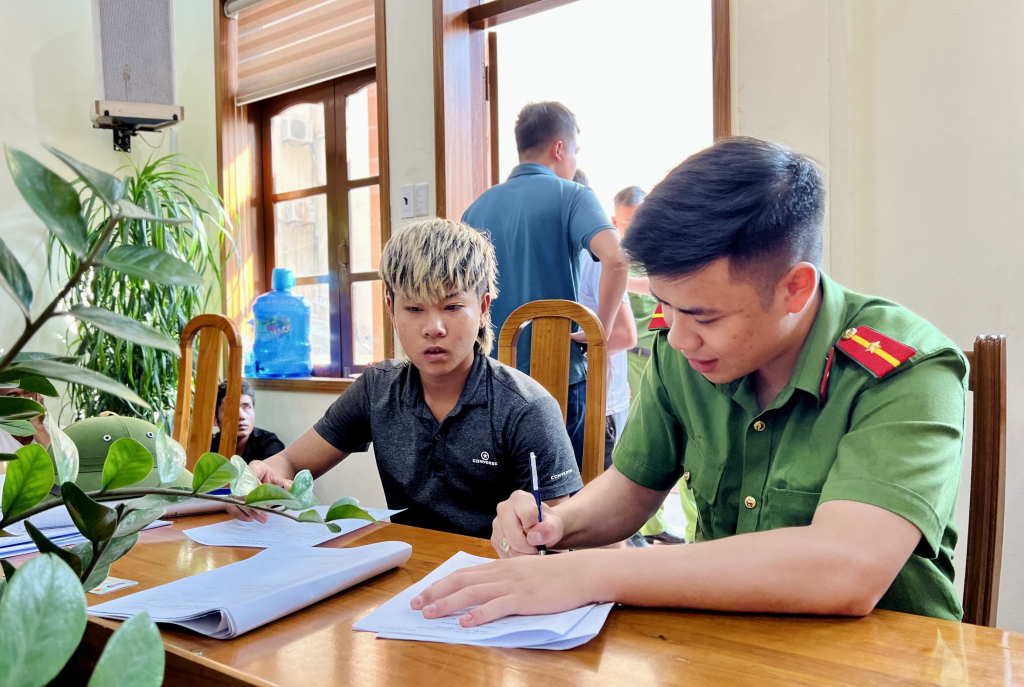 Đối tượng Lò Văn Anh (bên trái) tại cơ quan Công an.