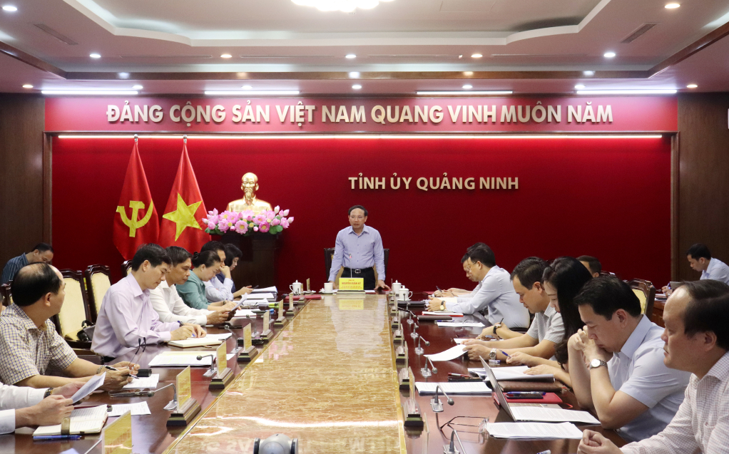 Đồng chí Nguyễn Xuân Ký, Ủy viên Trung ương Đảng, Bí thư Tỉnh ủy, Chủ tịch HĐND tỉnh, chủ trì và kết luận cuộ họp.