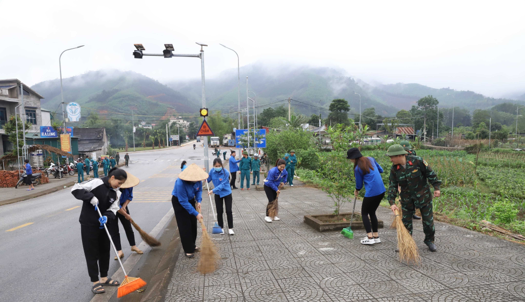 Lực lượng vũ trang tham gia quét dọn vệ sinh môi trường tuyến đường từ ngã 4 Nà Cắp đến trường THPT Bình Liêu