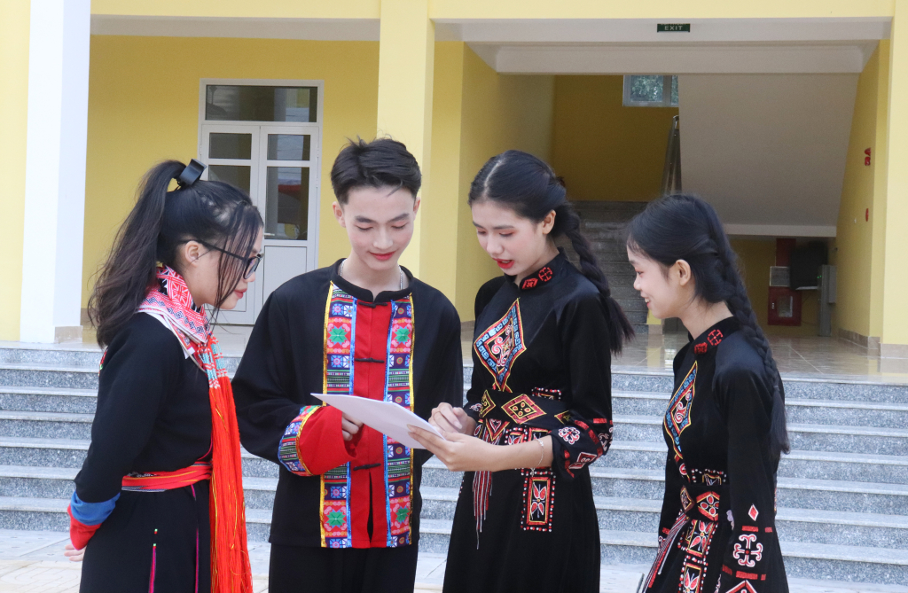 Học sinh Trường THCS&THPT Quảng La (TP Hạ Long) vui mừng được học trong ngôi trường mới khang trang, đồng bộ.