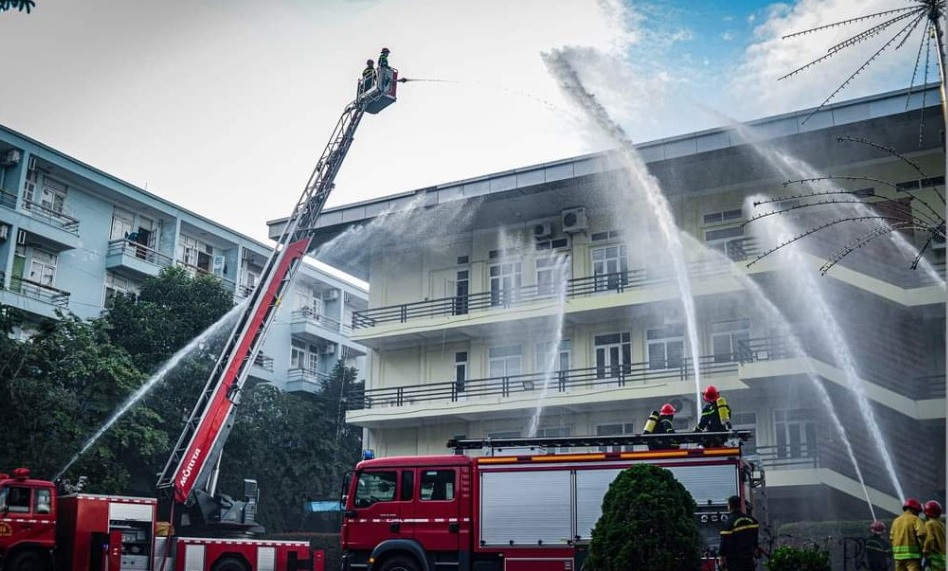 Thực tập phương án phun vòi rồng dập tắt đám cháy.