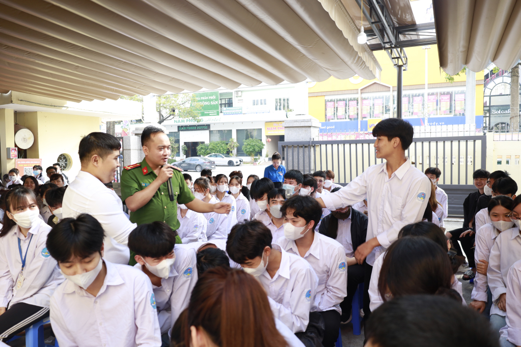 Cán bộ Công an tỉnh tuyên truyền phòng chống ma túy cho học sinh Trung tâm GDNN - GDTX TP Móng Cái. Ảnh: Trần Tương (CTV)