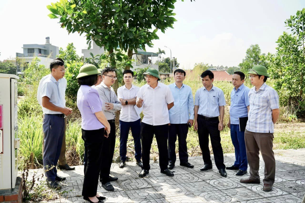 Tổ đại biểu HĐND Tỉnh kiểm tra thực địa tại dự án Trường THCS chất lượng cao và khu dân cư khu 5A, phường Quang Trung (do Công ty TNHH MTV Hướng Tâm làm Chủ đầu tư).