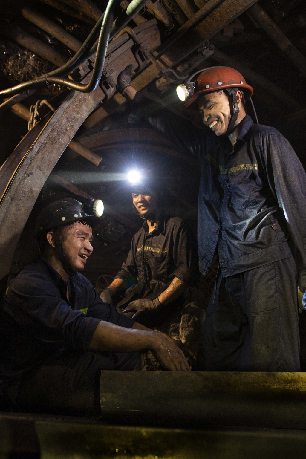 Ảnh 9: Phút giải lao, chờ nổ mìn phá hoả.