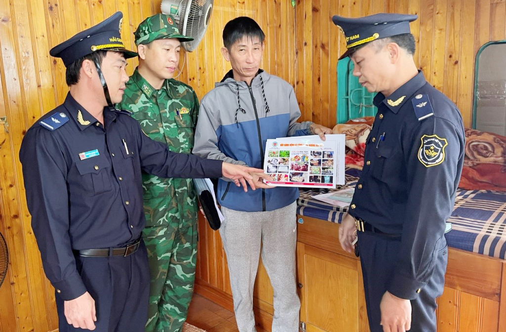 Lực lượng Hải quan, Biên phòng phối hợp với các lực lượng tăng cường tuyên truyền, phổ biến pháp luật cho người dân, doanh nghiệp. (Ảnh do đơn vị cung cấp)