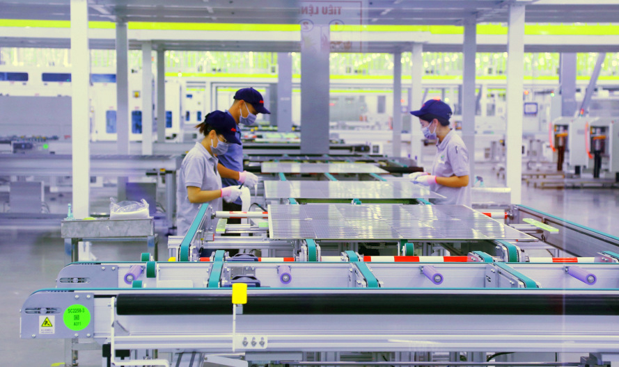 Dự án Công nghệ tế bào quang điện Jinko Solar PV Việt Nam chính thức đi vào sản xuất kinh doanh từ tháng 10/2023, hoàn thiện chuỗi dây chuyền sản xuất tấm quang năng quy mô lớn trên địa bàn Quảng Ninh.