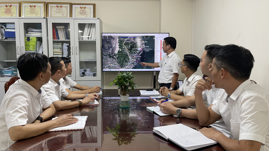 Hệ thống định vị toàn câu GPS cho các phương tiện vận tải để quản lý cung đường tự động.