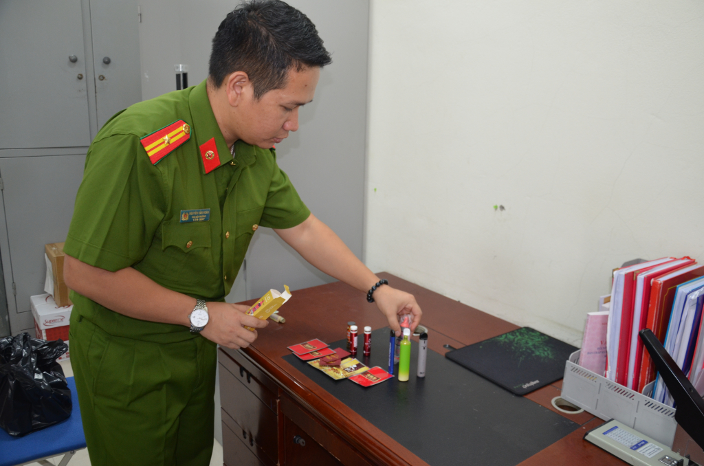 Thiếu tá Nguyễn Văn Hoàn, Đội phó Đội Chuyên đề, Phòng Cảnh sát điều tra tội phạm về ma túy (Công an tỉnh) giới thiệu cách nhận biết và tác hại của thuốc lá điện tử.