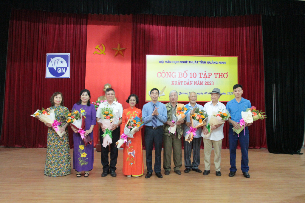 Lãnh đạo Hội VHNT Quảng Ninh tặng hoa chúc mừng các tác giả có tác phẩm xuất bản năm 2023.