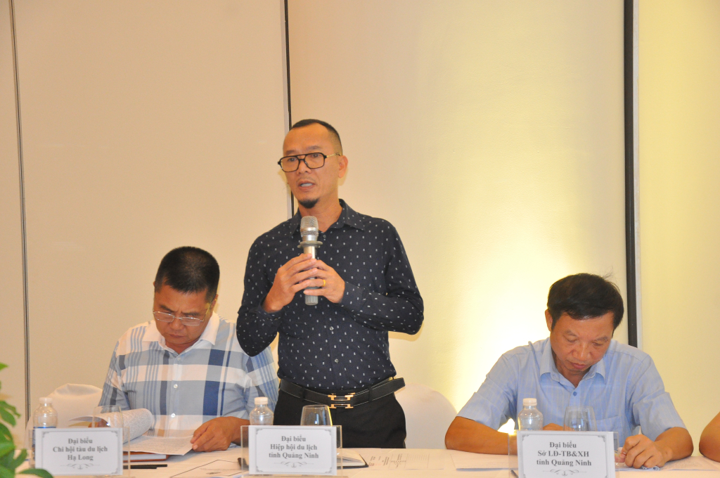 Lãnh đạo Hiệp hội Du lịch tỉnh Quảng Ninh phát biểu ý kiến tại hội nghị.