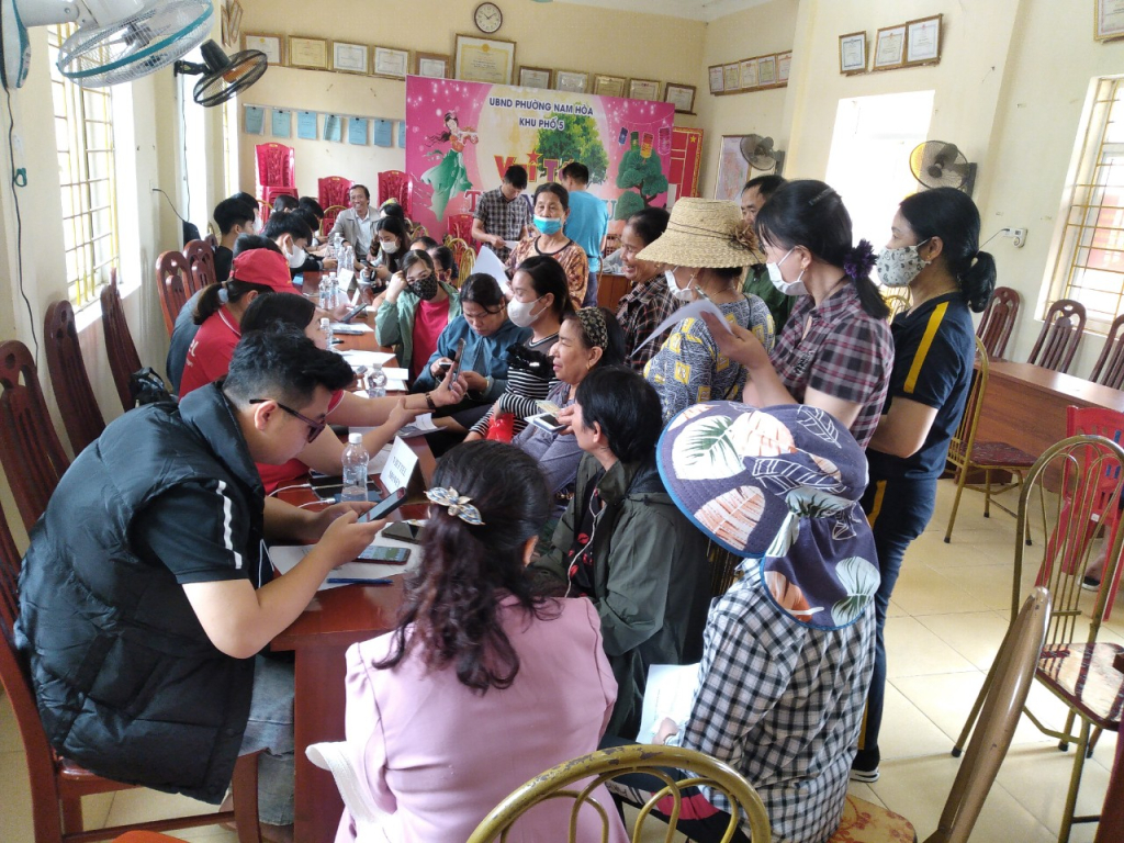 Người dân phường Nam Hoà hào hứng tham gia các buổi họp hướng dẫn chuyển đổi số. 
