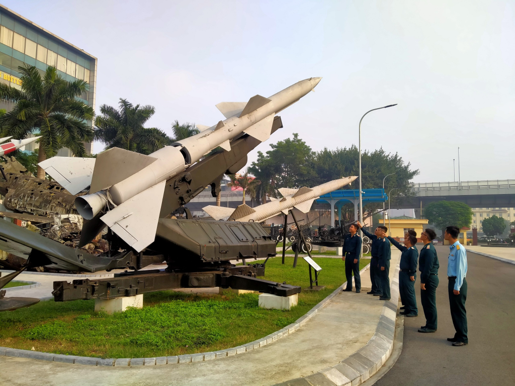 Cán bộ, chiến sĩ Trung đoàn 213 tham quan khu trưng bày vũ khí, khí tài bên ngoài Bảo tàng PK-KQ.