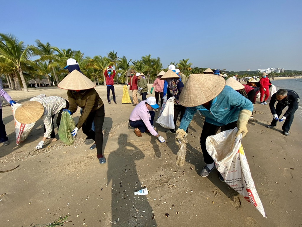Người dân TP Hạ Long tham gia dọn rác thải tại bờ biển.