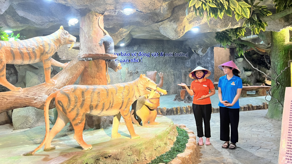 Hướng dẫn viên Quảng Ninh Gate giới thiệu điểm đến tại khu du lịch.