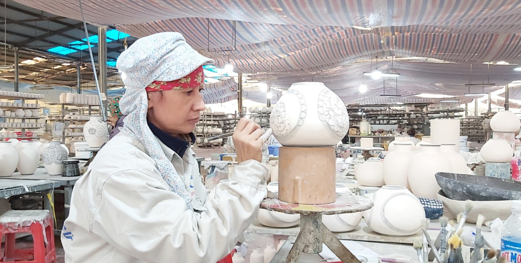 Làng nghề thủ công truyền thống là một lợi thế phát triển du lịch của thị xã (Ảnh: sản xuất gốm sứ tại Công ty TNHH Gốm sứ Quang Vinh. TX Đông Triều).
