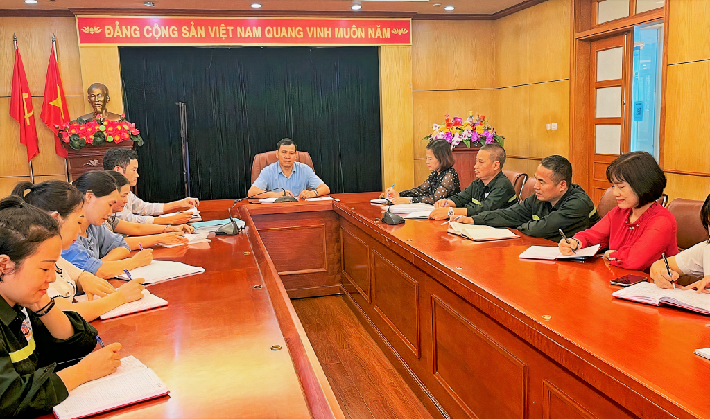 Thiếu tá Nguyễn Chí Mạnh cùng cán bộ, CNVC, lao động trong Phân xưởng họp giao ban.