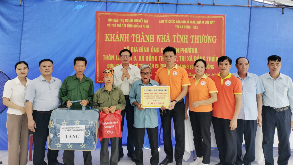 Hội Bảo trợ NKT-TMC tỉnh, Ban Tổ chức xóa nhà ở tạm, nhà ở dột nát TX Đông Triều và nhà hảo tâm tổ chức khánh thành nhà tình thương cho hộ ông Đào Văn Phướng (thôn Lâm Xá 6, xã Hồng Thái Tây, TX Đông Triều), tháng 10/2023.