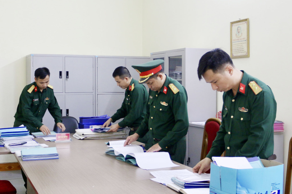 Kiểm tra hệ thống văn kiện hậu cần SSCĐ tại Ban CHQS TP Uông Bí.