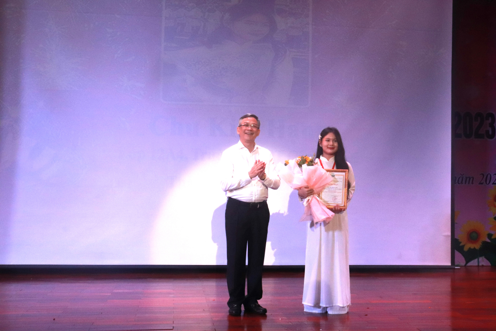 Em Chu Kim Hạnh, học sinh lớp 12A4, trường THPT Cẩm Phả được trao danh hiệu Đại sứ Văn hóa đọc tỉnh Quảng Ninh năm 2023.