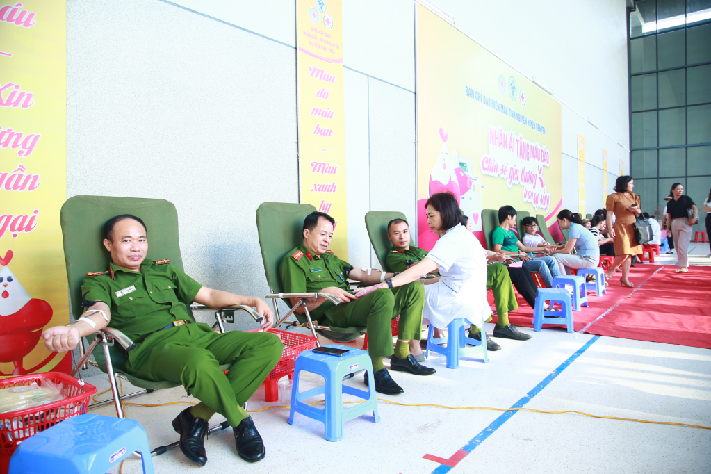 Lãnh đạo, cán bộ, chiến sĩ công an huyện tham gia hiến máu tình nguyện đợt 2 năm 2023.