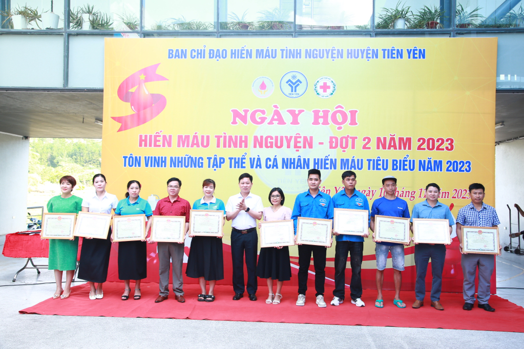Các cá nhân có thành tích trong phong trào HMTN năm 2023 được khen thưởng.