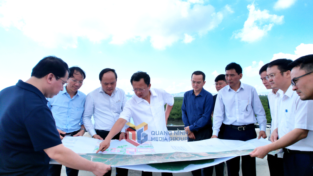 Quyền Chủ tịch UBND tỉnh Cao Tường Huy, kiểm tra thực địa đối với đề xuất nghiên cứu dự án đường nối cầu Tình Yêu với cầu Cửa Lục 3