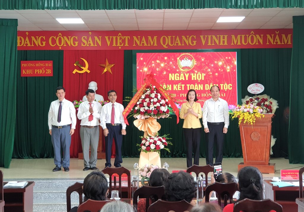 Đồng chí Bùi Thúy Phượng, Trưởng ban Tổ chức Tỉnh ủy tặng hoa chúc mừng nhân dân khu 2B, phường Hồng Hải, TP Hạ Long trong Ngày hội Đại đoàn kết 2023.